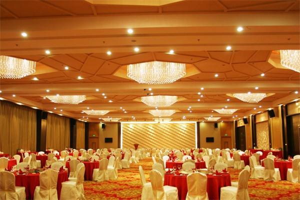 高檔酒店宴會廳燈具設(shè)計效果圖 水晶燈定制廠家供應(yīng)